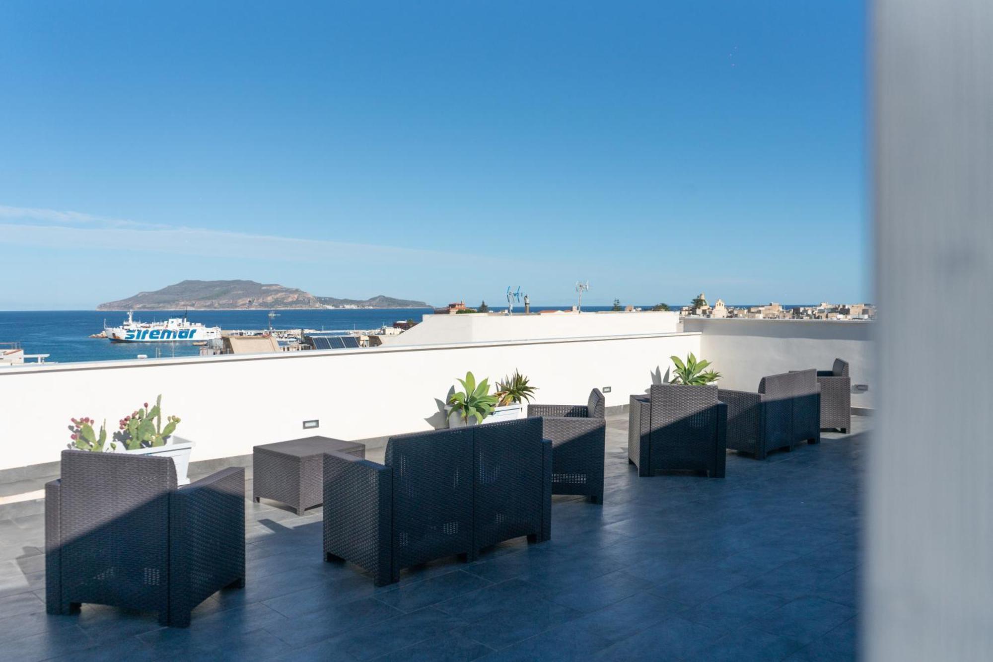 Ponente & Maestro Rooms Favignana Kültér fotó
